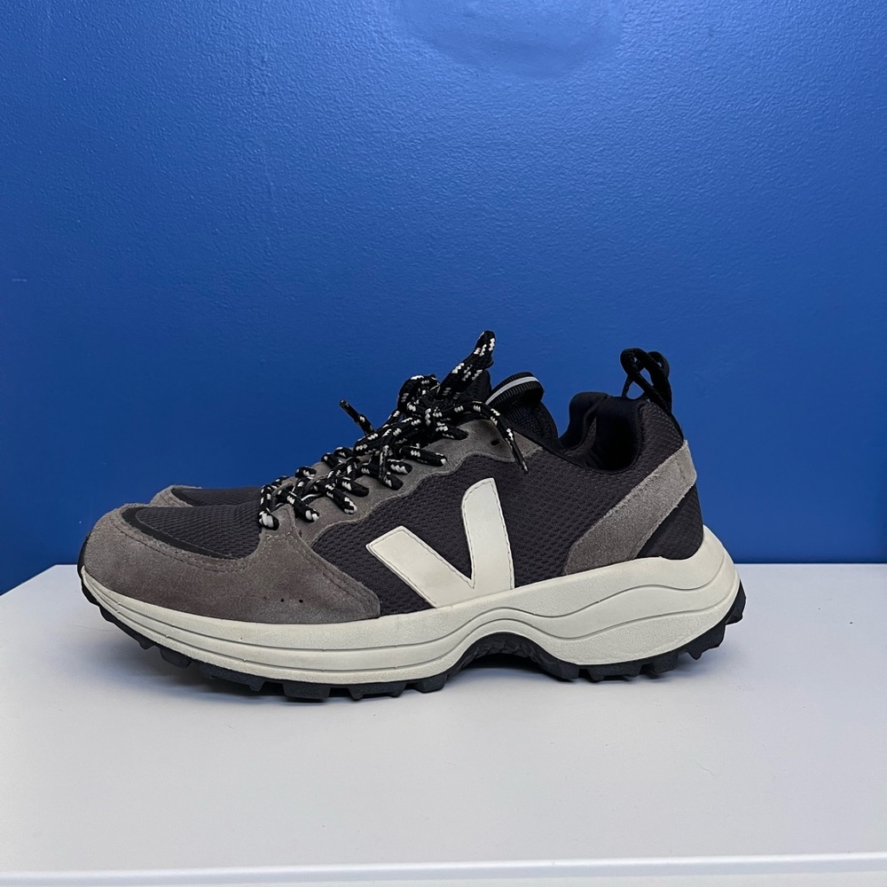 veja venturi men’s logo patch low top sneakers